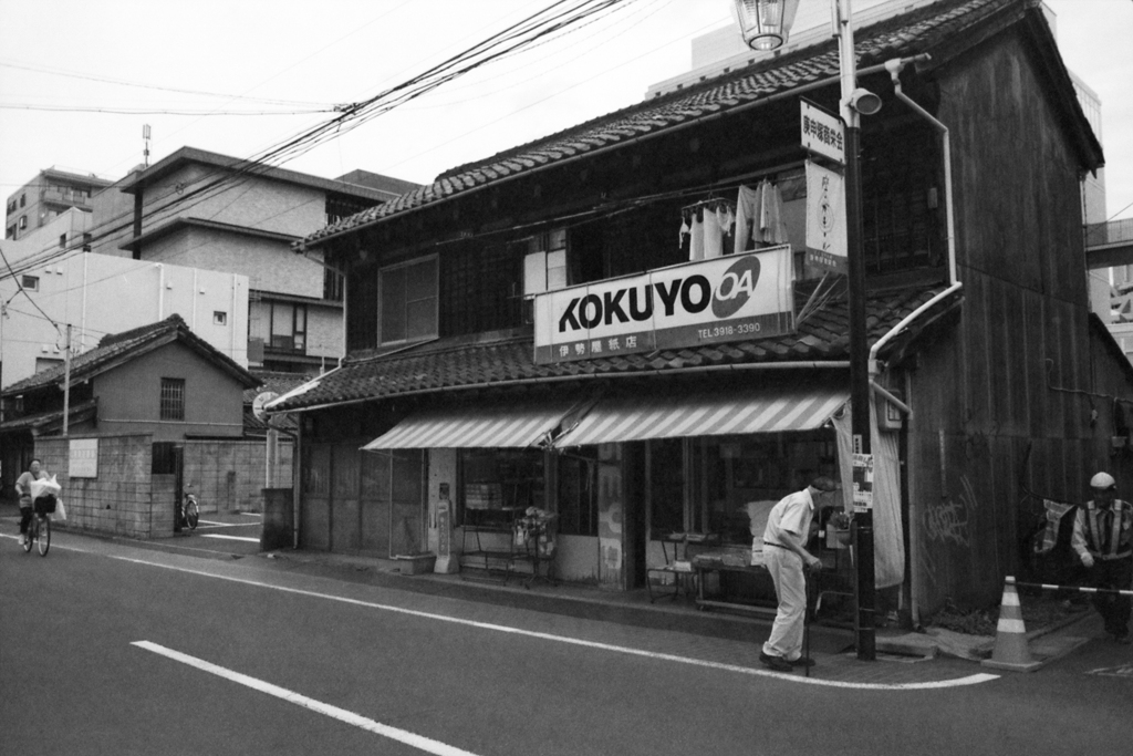 旧中山道と庚申塚・モノクロ4-1