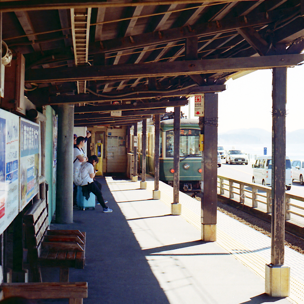 江ノ電10-1・鎌倉高校前駅・ベンチ1