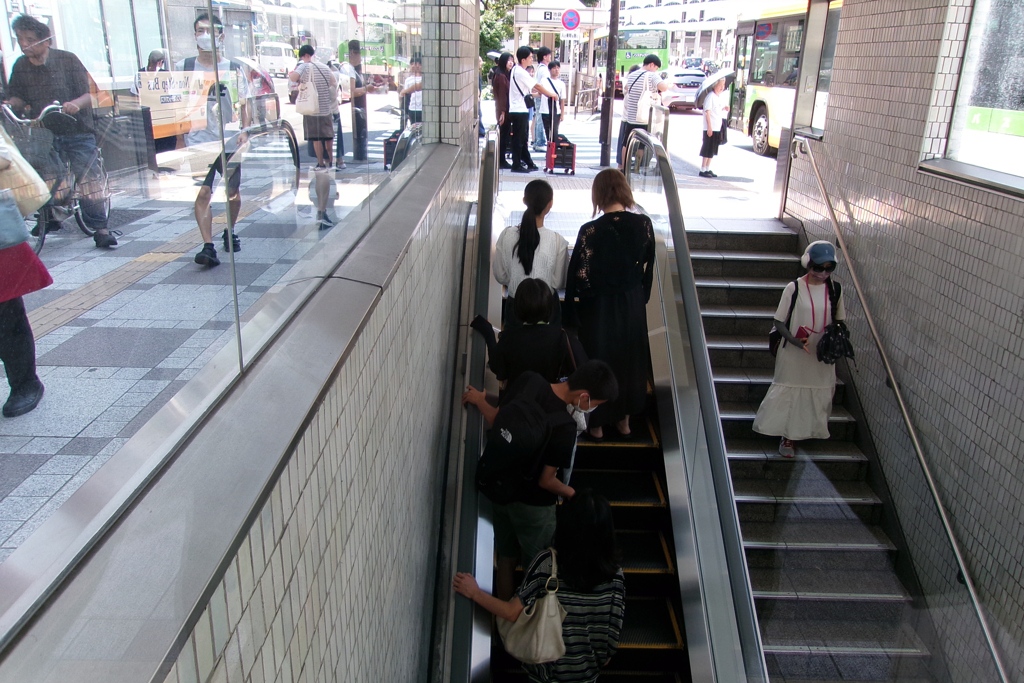 混んでいるエスカレーター