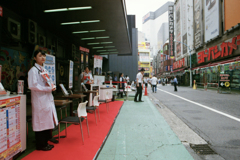 働く人・新宿西口 ヨドバシカメラ前