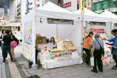 働く人・新宿駅 東南口広場