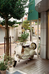 店先のベスパ