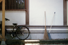 お寺の片隅で