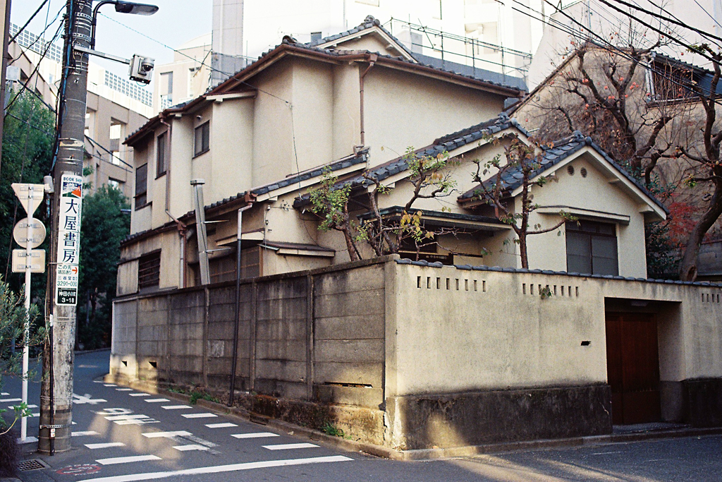 駿河台下に残る民家