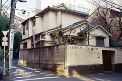 駿河台下に残る民家