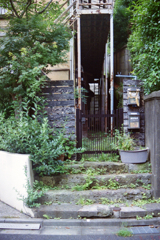 古いアパートの入口
