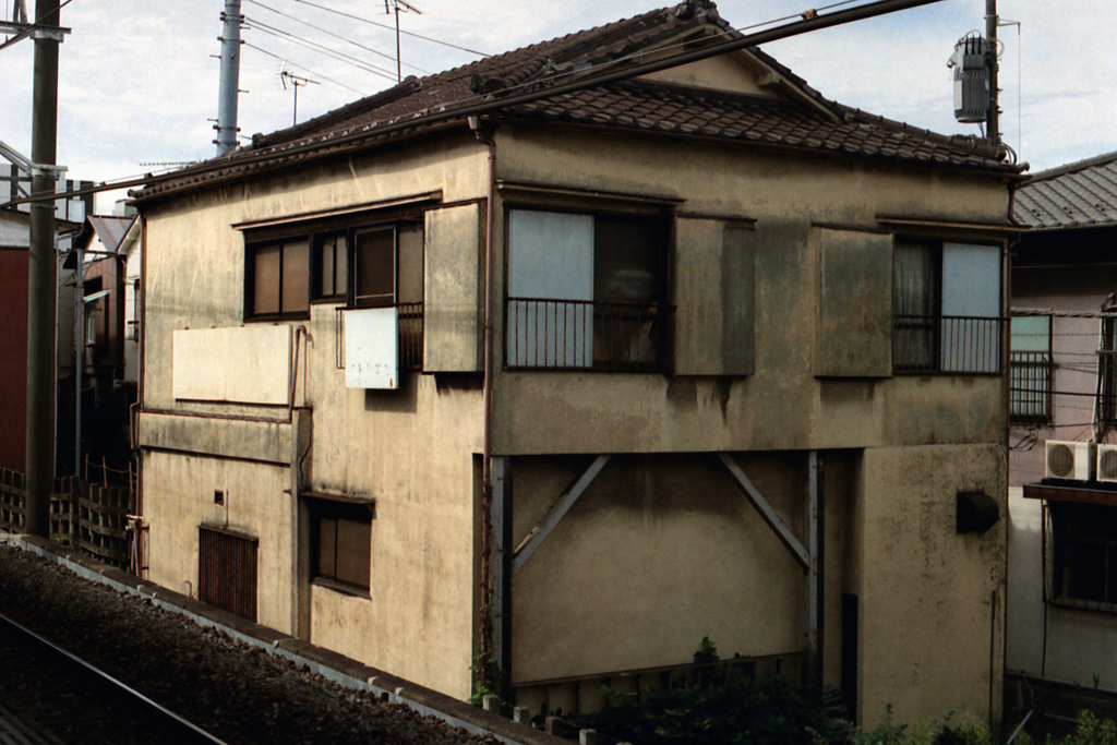 線路ぎわの廃アパート