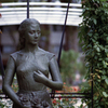 東京競馬場・バラ園のブロンズ像