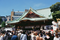 境内にて