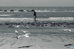 海辺を歩く