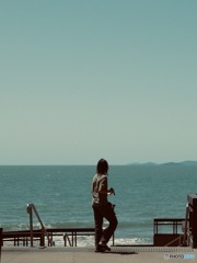 海の向こうに