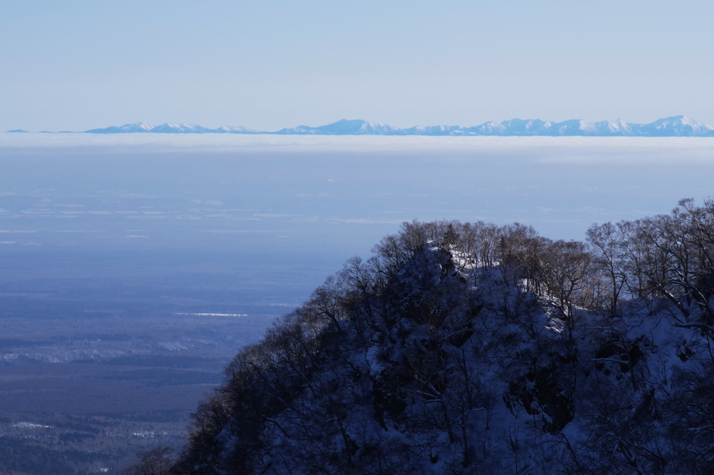 日高の山遠く