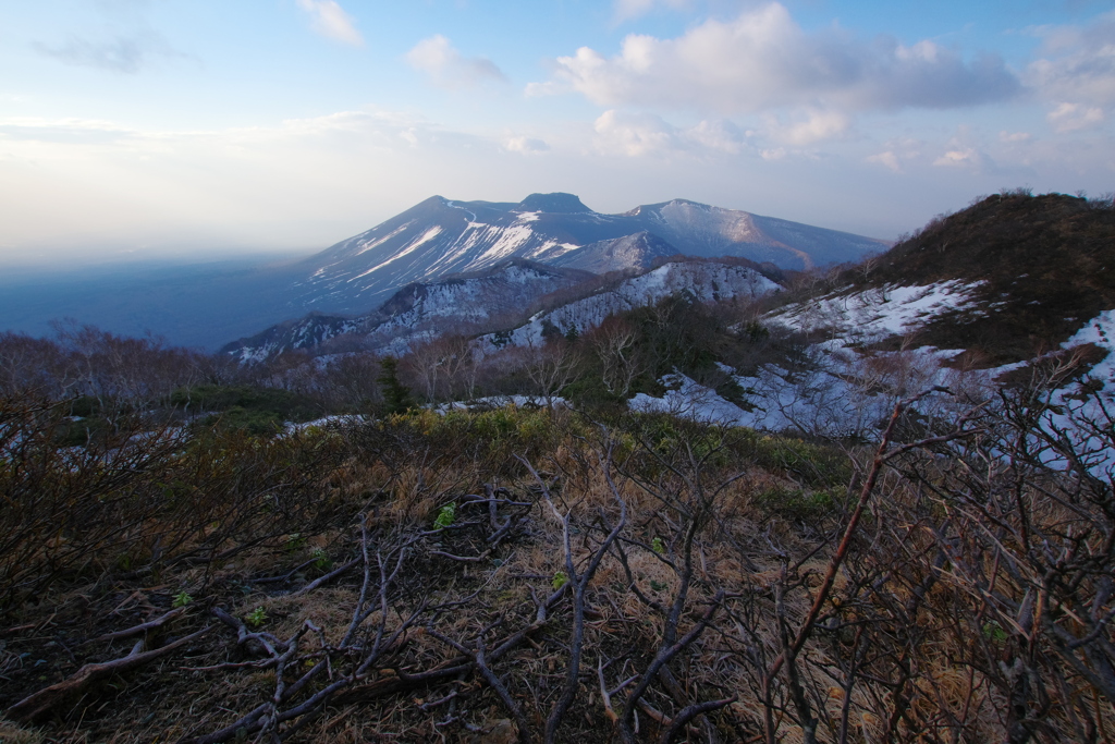 残雪の山