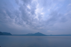 小雨降る湖