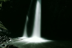 光る滝