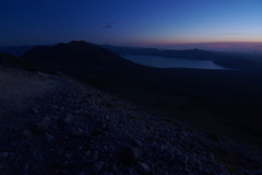 夜明けの登山道