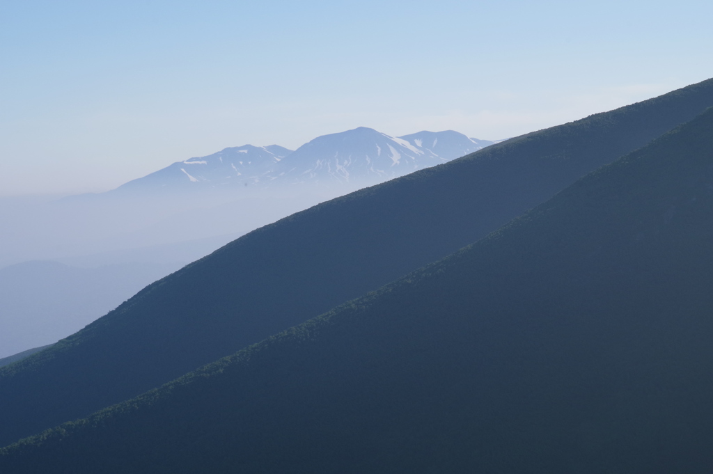 遠く大雪の山