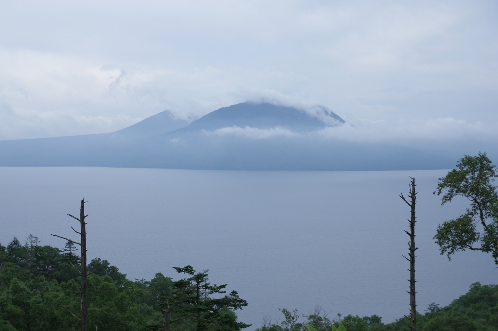 霞む支笏湖