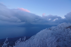 青白い湖