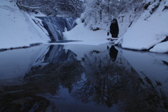 滝を写す川