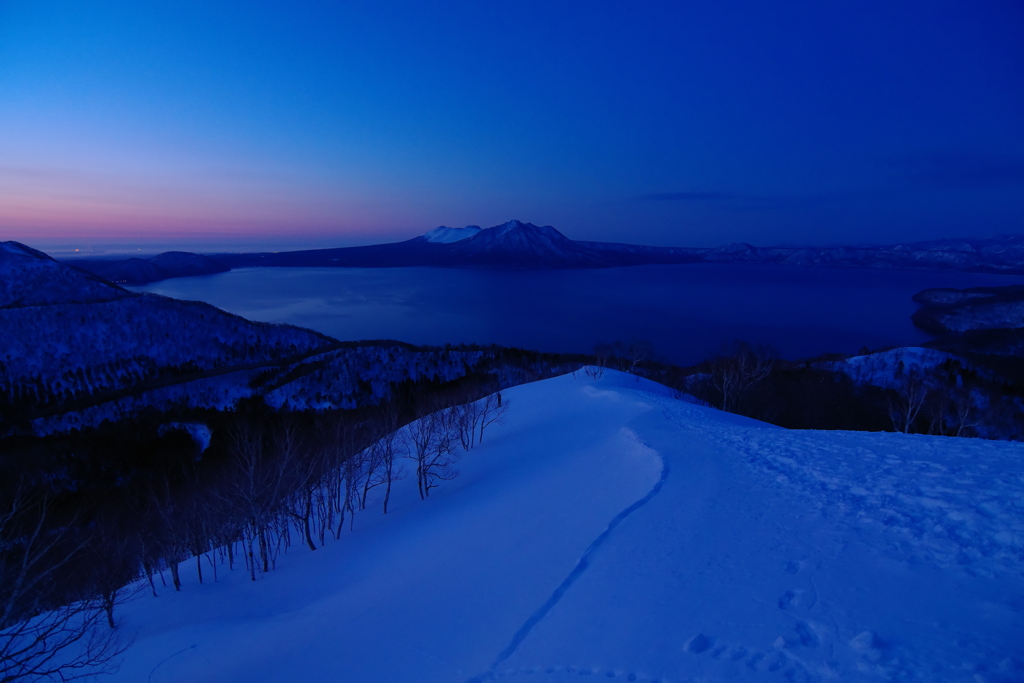 青い登山道