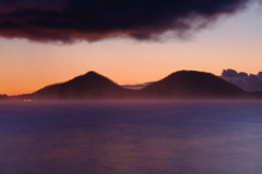 霧漂う湖面
