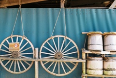 車輪と樽とトタン板