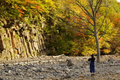 紅葉と柱状節理が美しい