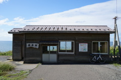 海の目の前の駅