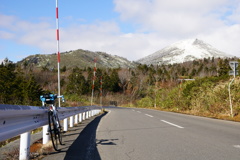 初冬の八甲田と道路の冬支度