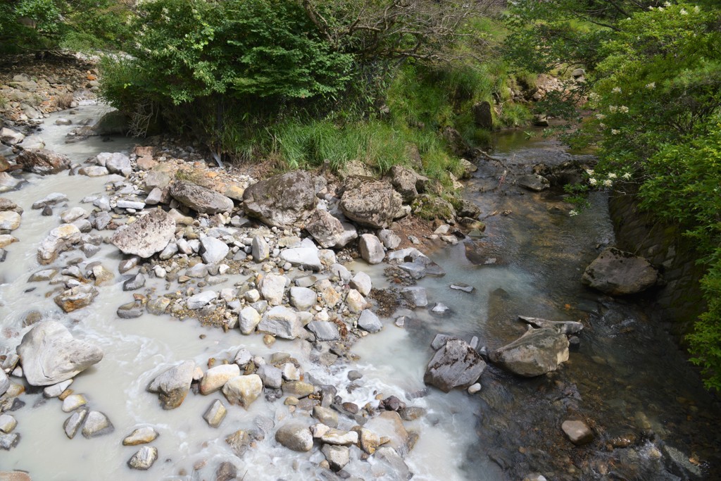 硫黄山、白濁と清流