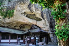 迫りくる岩壁