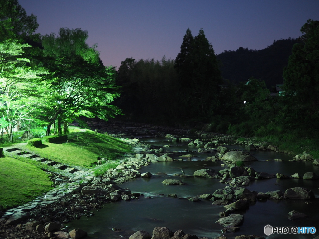 夜の小川