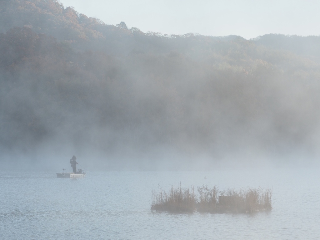 朝霧と釣り人
