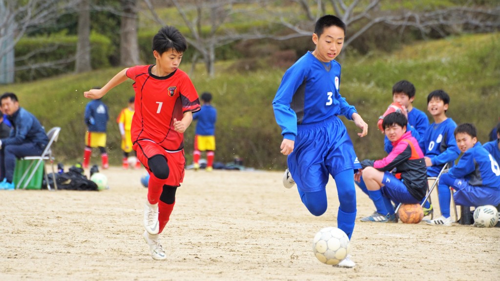 抜いた！　少年サッカーの試合より