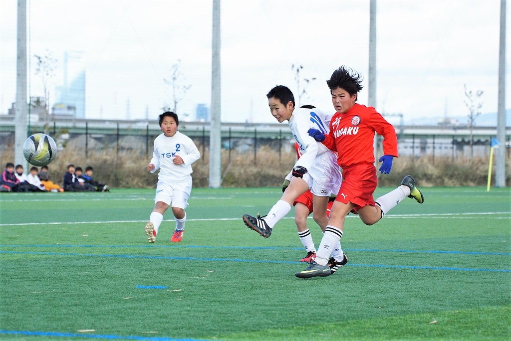 勝敗を決める一撃　少年サッカーより