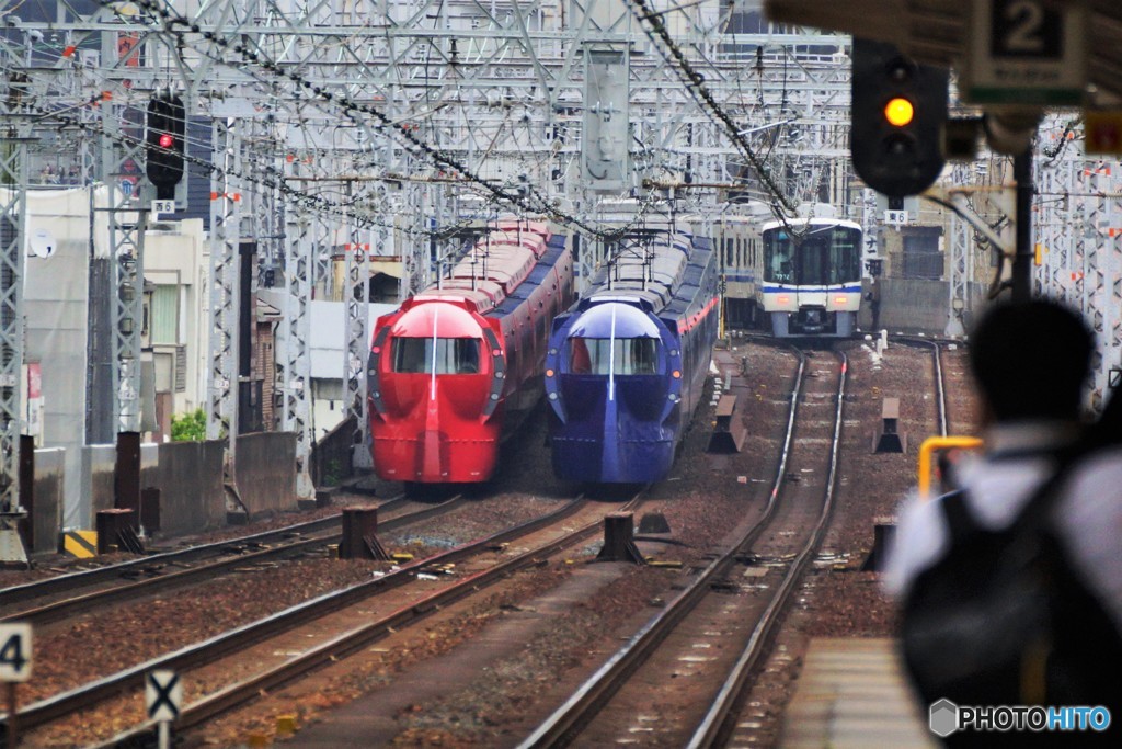 赤と青のラピート　～交差の瞬間