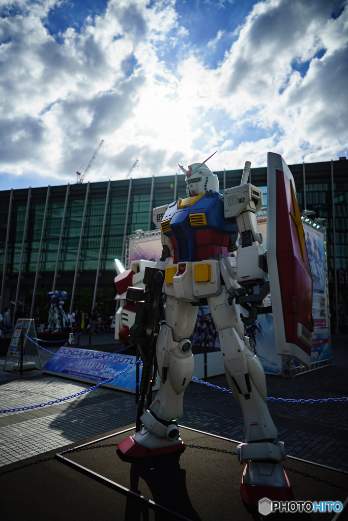 ガンダム、グランフロントに立つ
