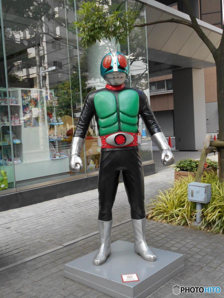 バンダイ本社前の仮面ライダー1号