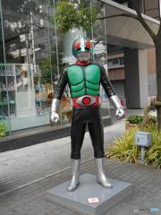 バンダイ本社前の仮面ライダー1号