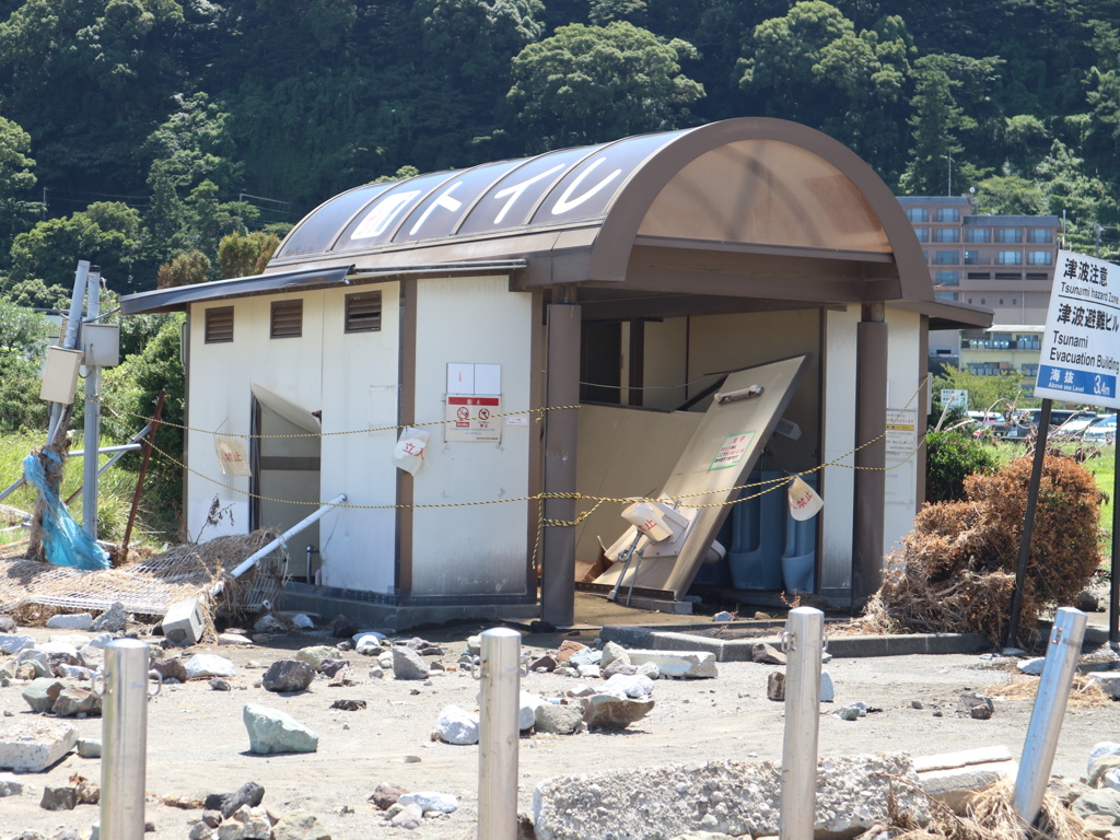 12号により大破した公衆トイレ(熱海港近く)