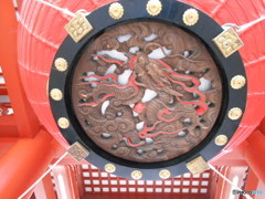 浅草寺提灯下の龍