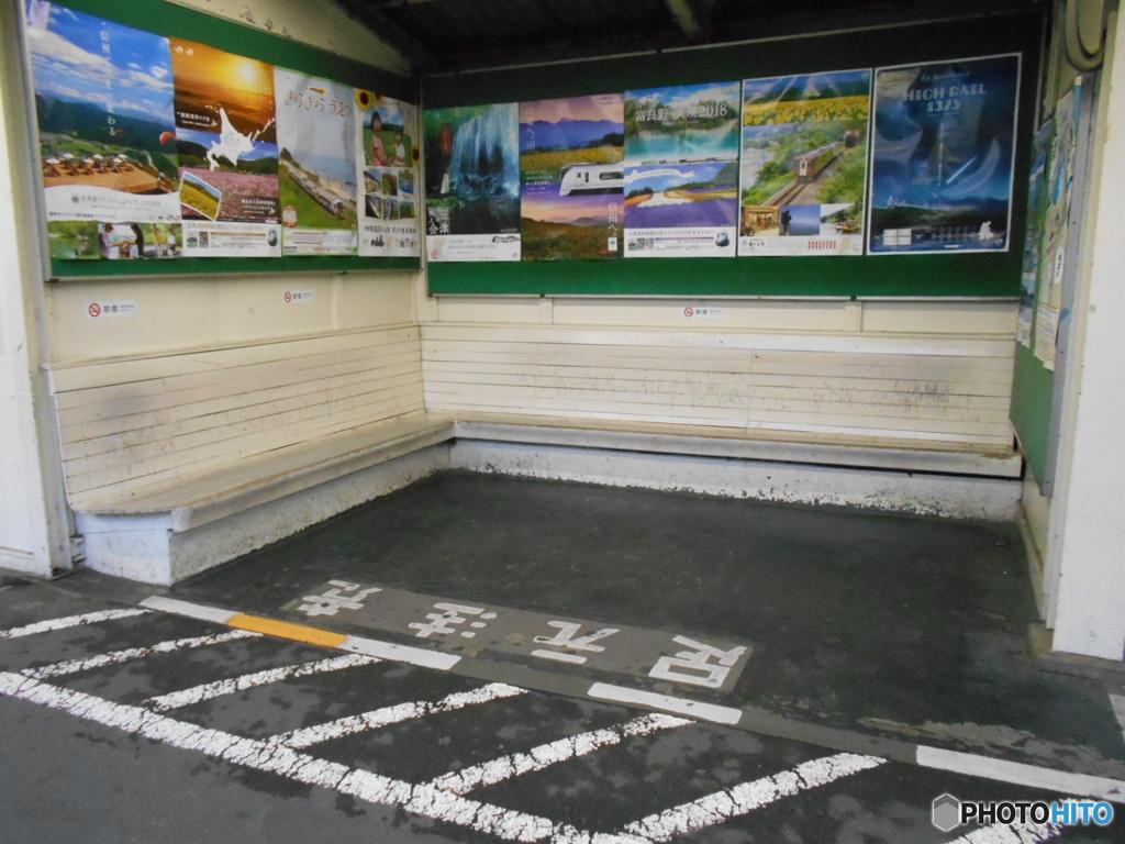稲田堤駅ホームの木製ベンチ