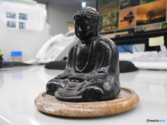 机の上の大仏様
