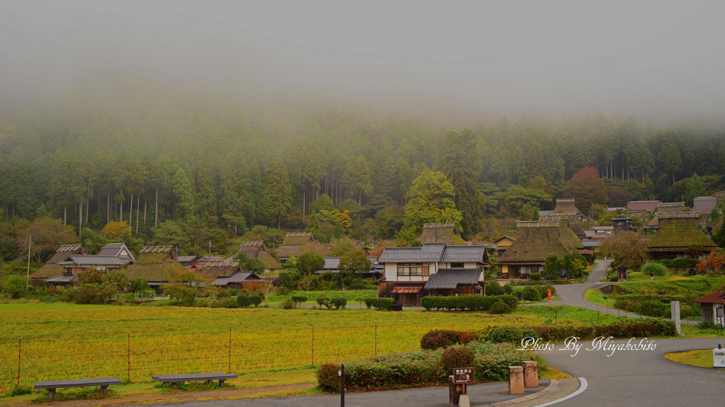 霧に包まれた茅葺の里