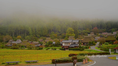 霧に包まれた茅葺の里