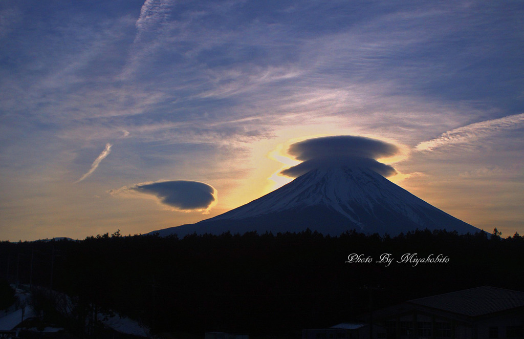 Wの傘とつるし雲