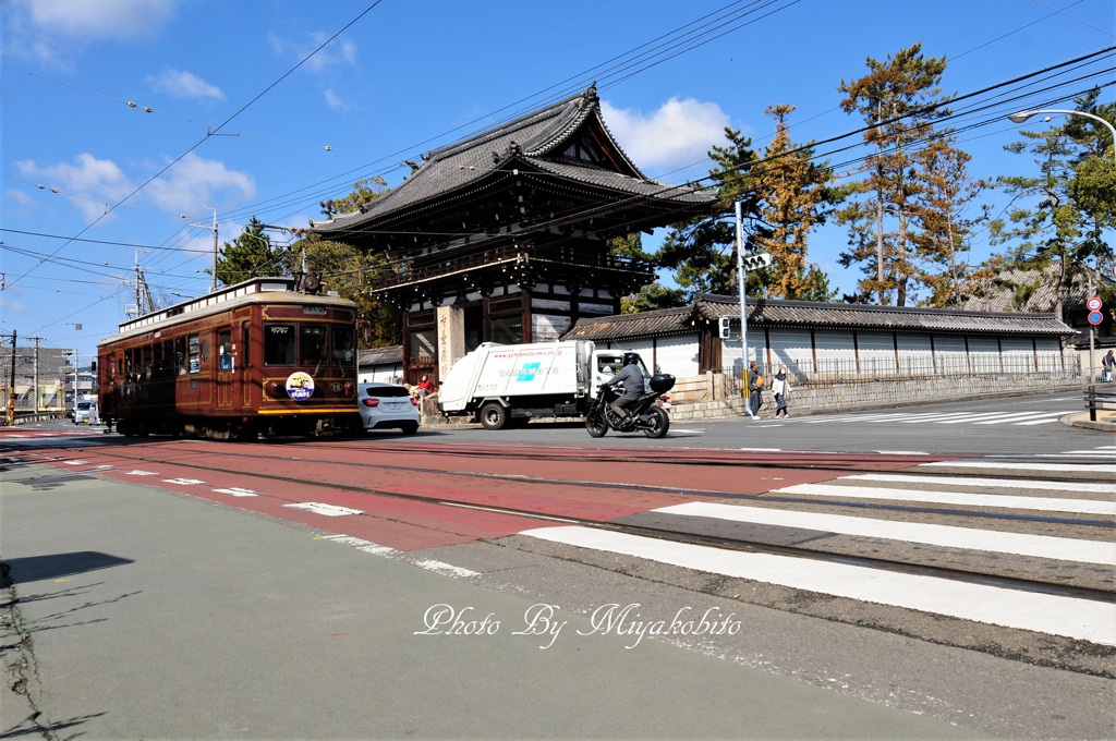 広隆寺とレトロ電車