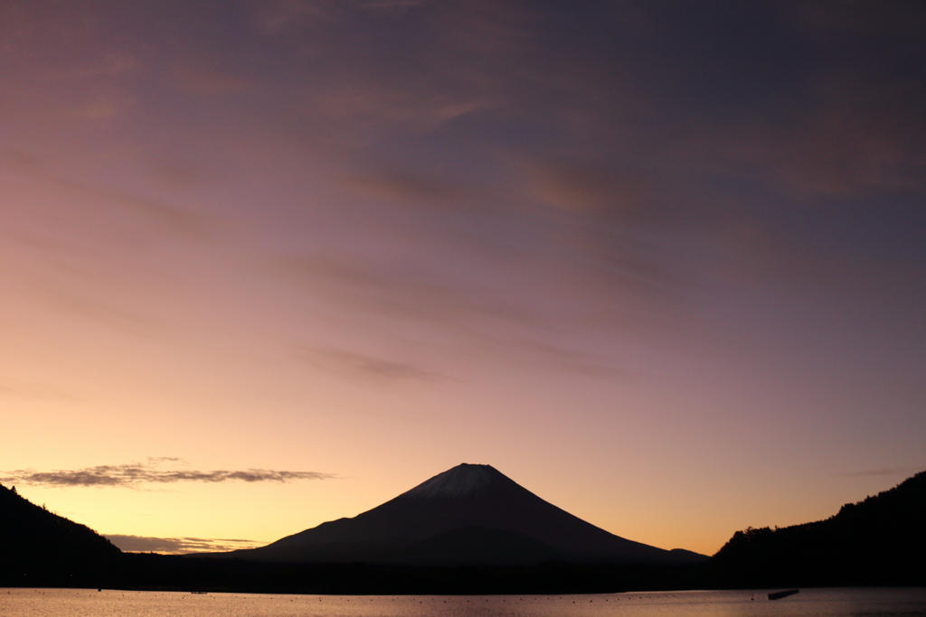 精進湖の夜明け