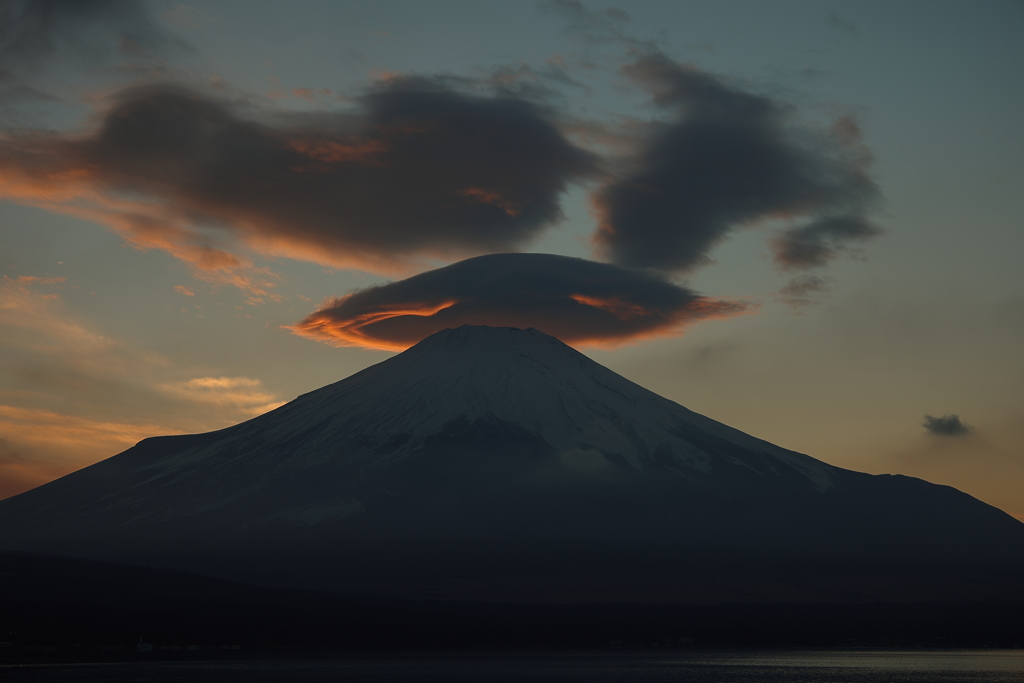 色付く笠雲